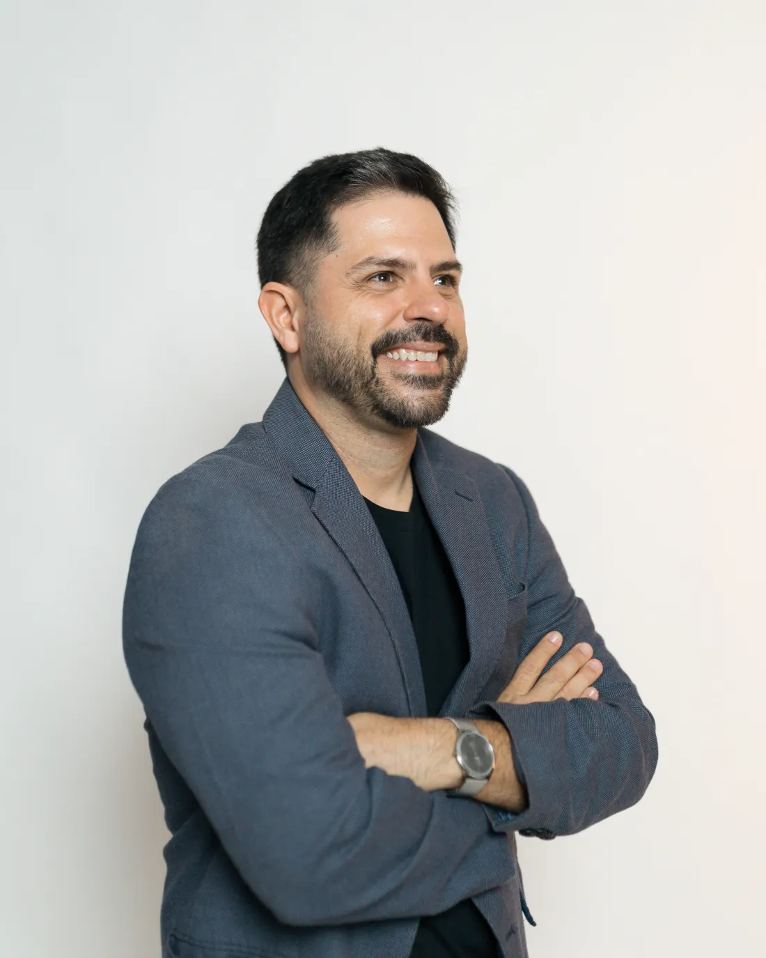 Tiago Asfora, fundador da Logt, de braços cruzados