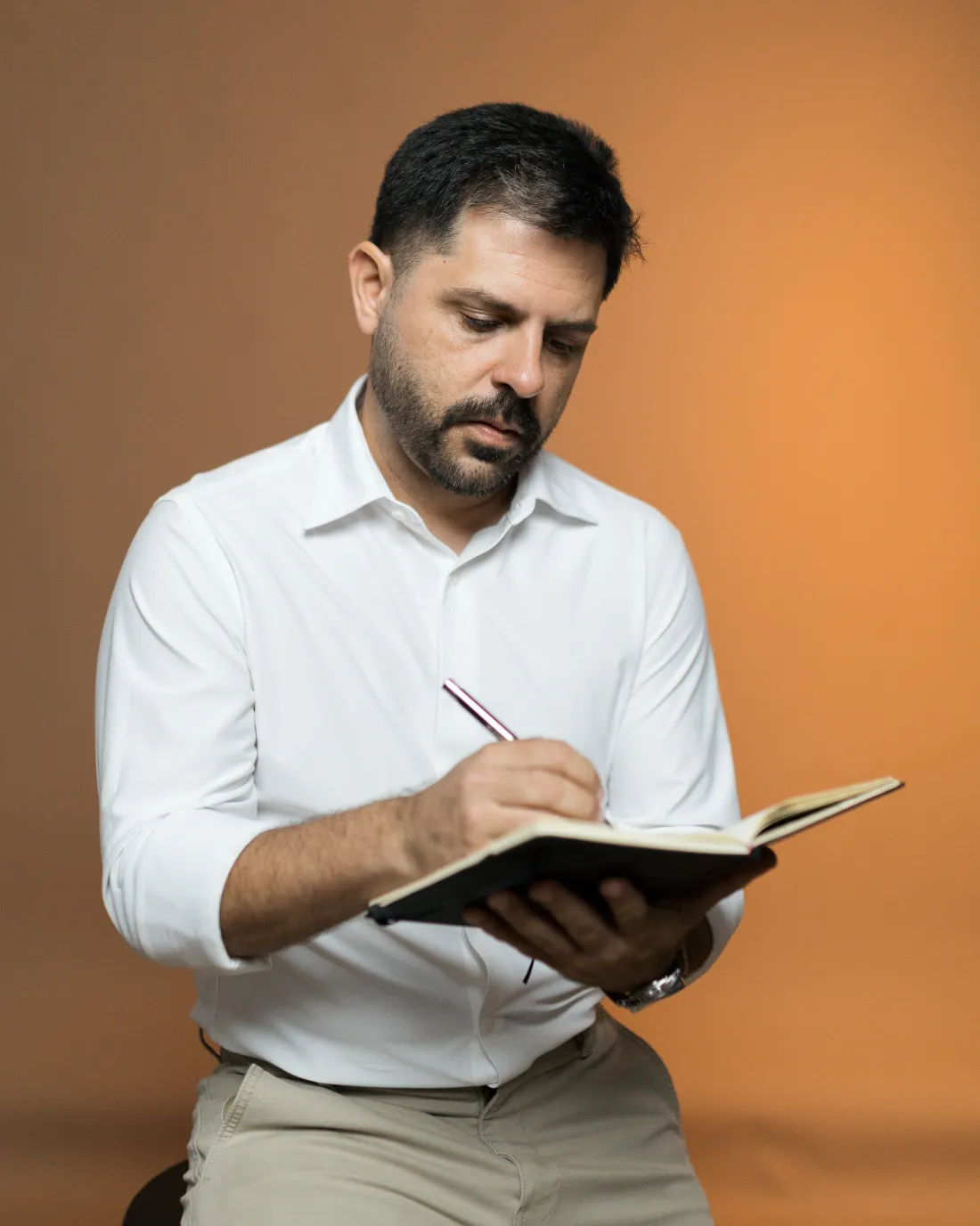 Tiago Asfora anotando num caderno